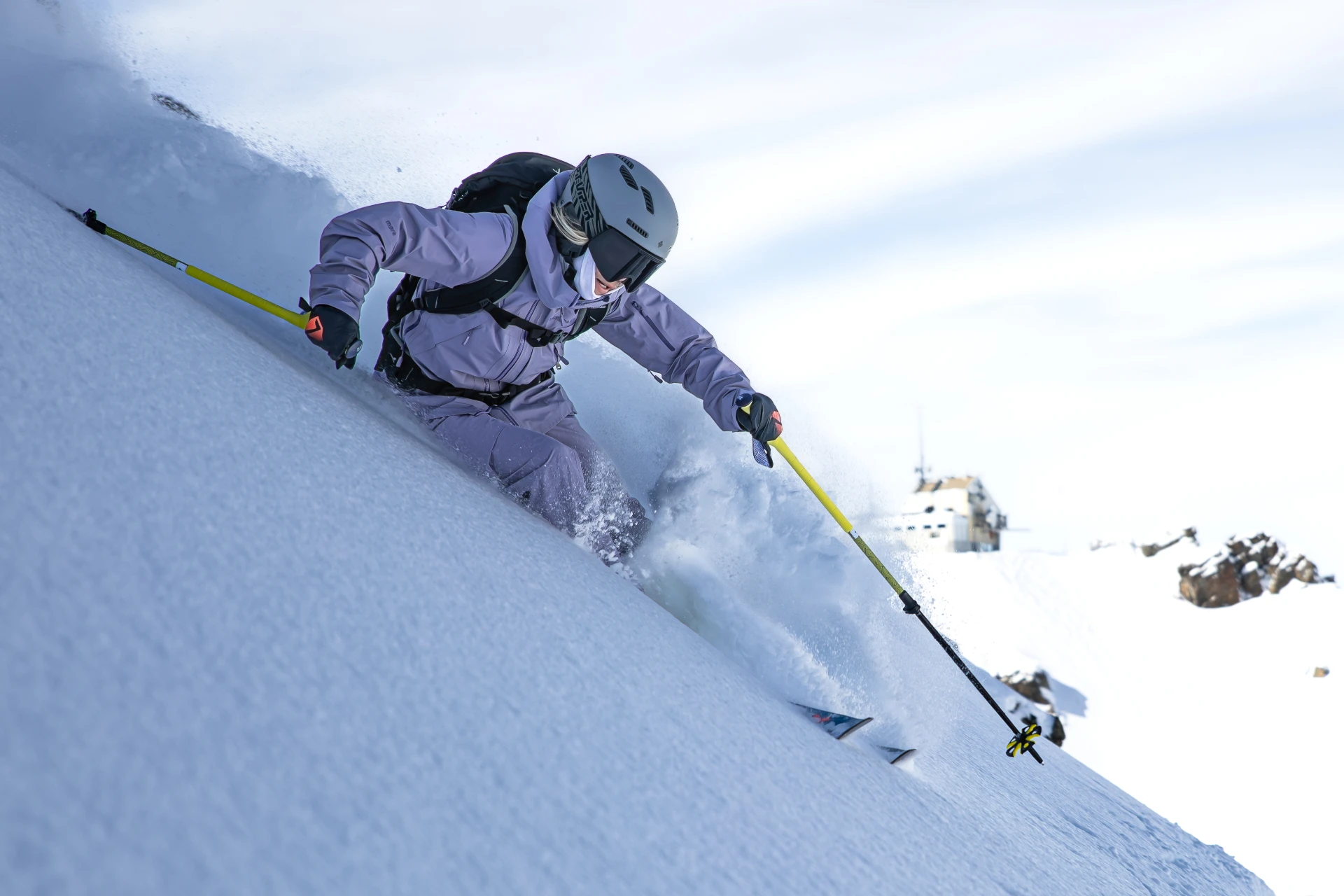 Andrea Limbacher bei der Abfahrt im Tiefschnee in Lenzerheide
