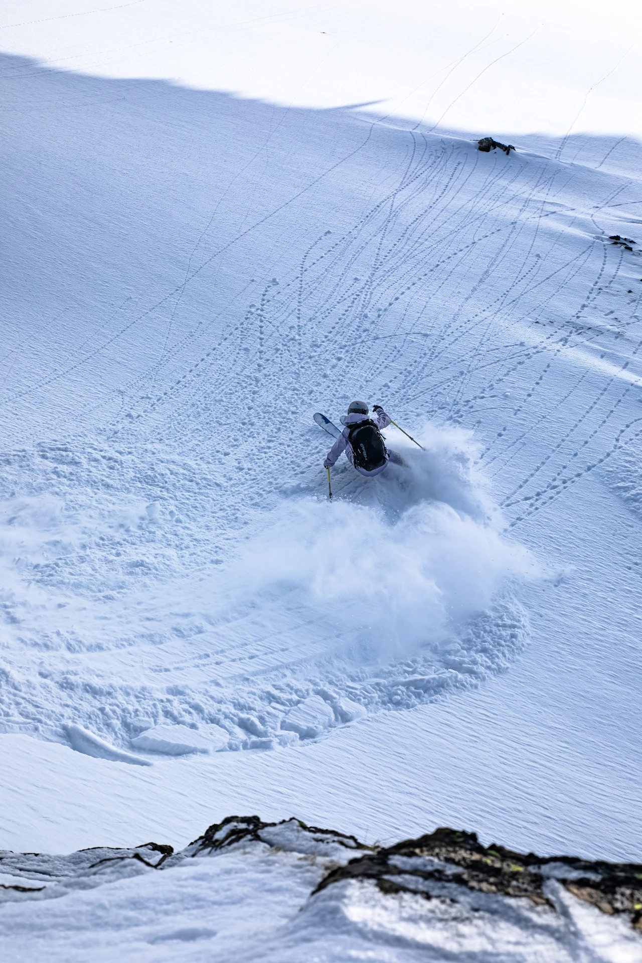 Andrea Limbacher in einer kurvenreichen Tiefschneefahrt in Lenzerheide