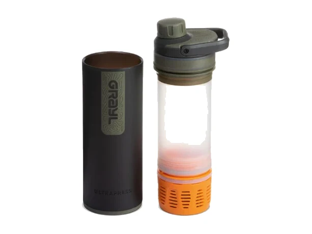 Grayl UltraPress Wasserfilterflasche in Dunkelgrau auf Holzgrund – Produktbild
