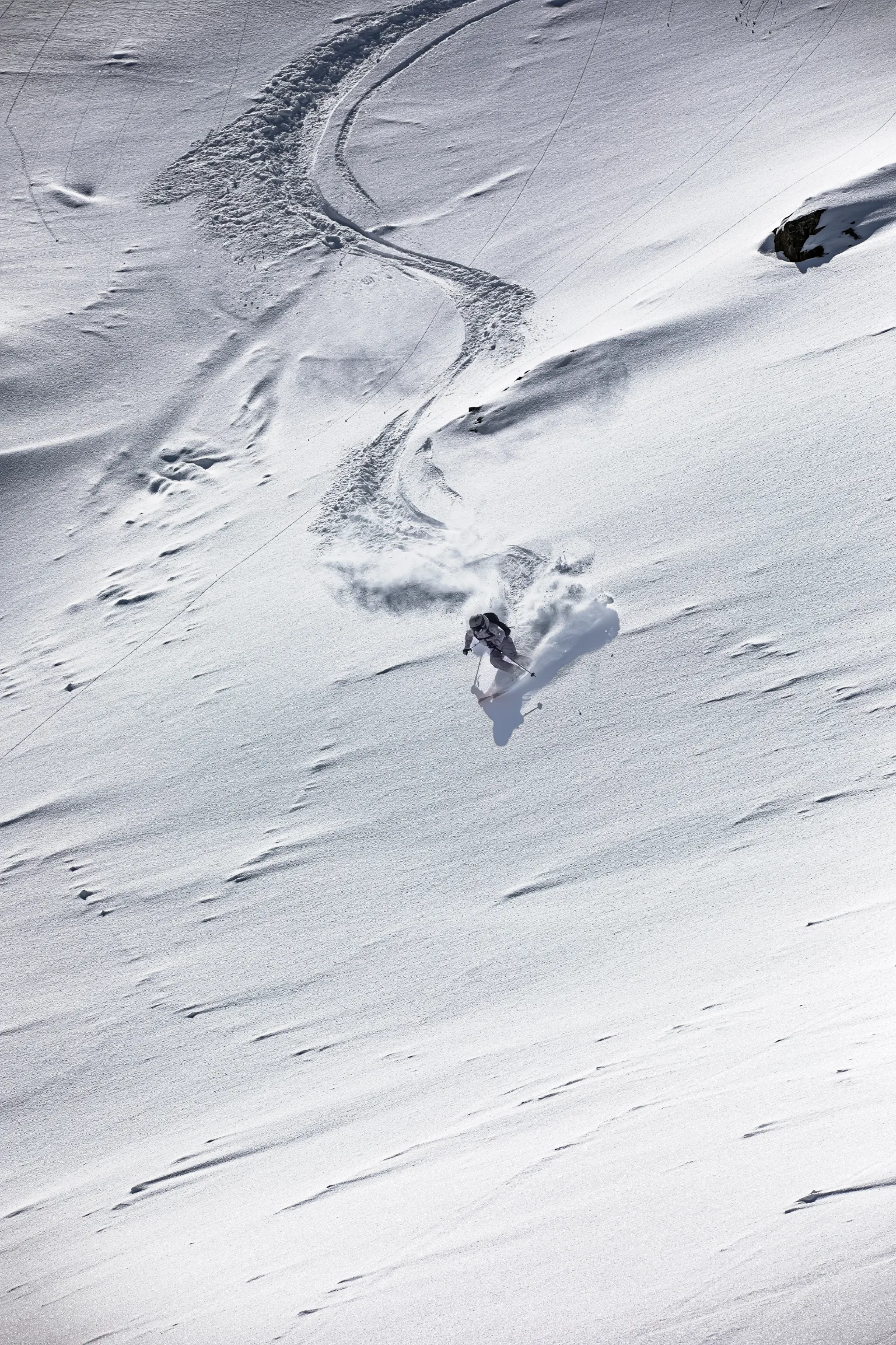Andrea Limbacher bei der Abfahrt im Tiefschnee in Lenzerheide