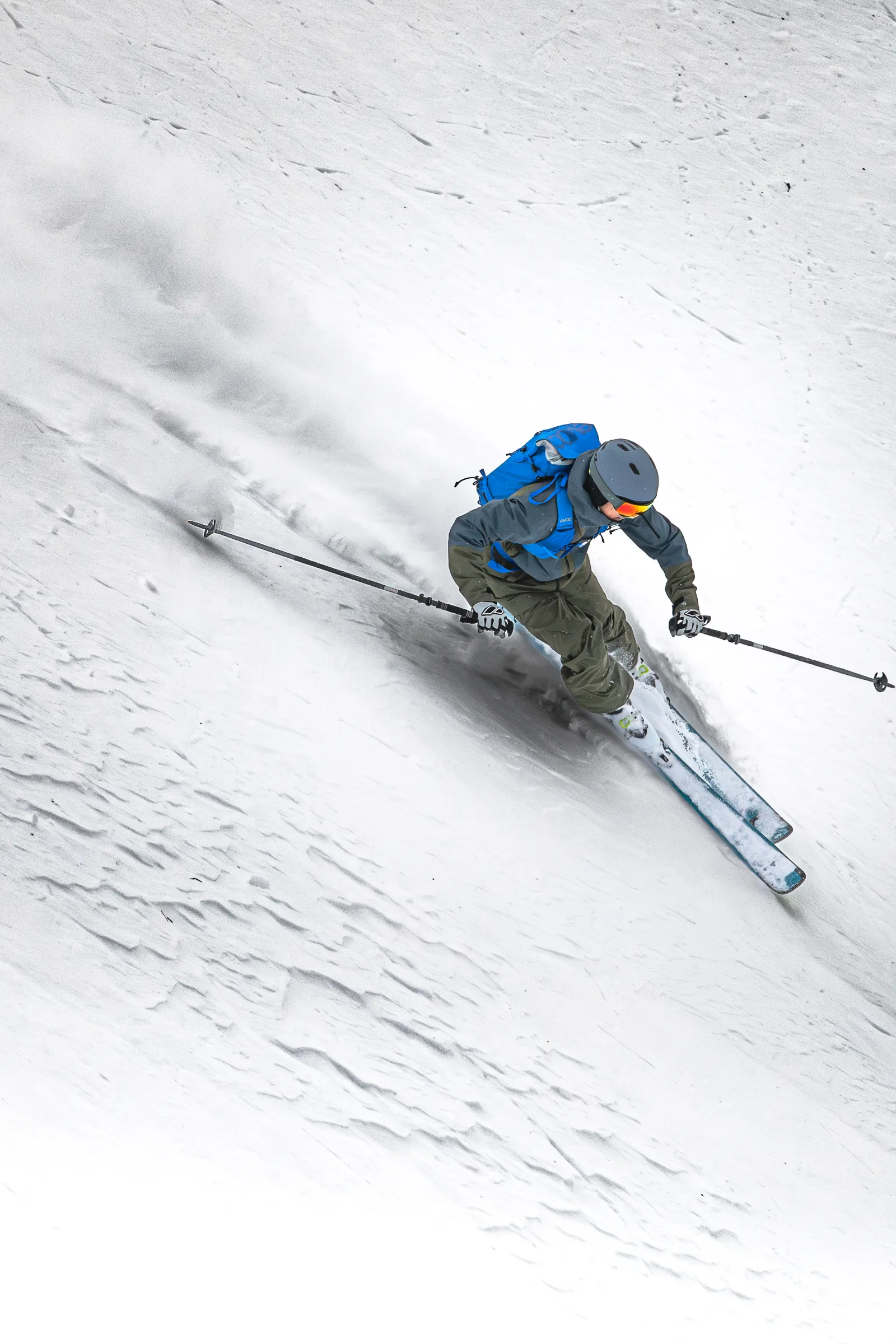 Von oben gesehen fährt Valentin Rapp mit parallelen Ski und weit gehaltenen Stöcken durch einen Schwung auf einem strukturierten Schneehang.